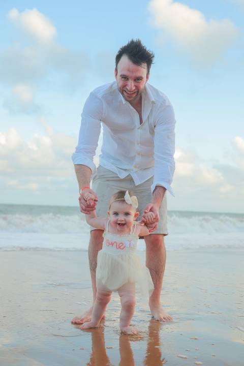 Entre a ternura dos avós e o carinho dos pais, Celine foi o centro de um dia repleto de afeto. O ensaio fotográfico na Praia do Forte foi uma verdadeira celebração da vida, da união e da beleza das gerações em família.'
