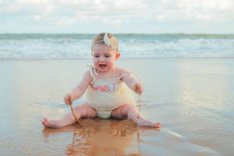 Entre a ternura dos avós e o carinho dos pais, Celine foi o centro de um dia repleto de afeto. O ensaio fotográfico na Praia do Forte foi uma verdadeira celebração da vida, da união e da beleza das gerações em família.'