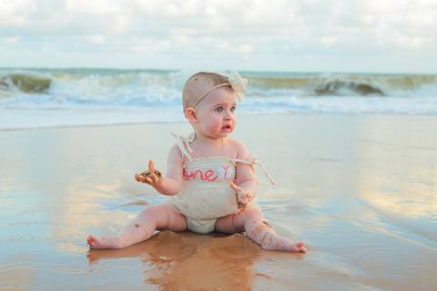 Entre a ternura dos avós e o carinho dos pais, Celine foi o centro de um dia repleto de afeto. O ensaio fotográfico na Praia do Forte foi uma verdadeira celebração da vida, da união e da beleza das gerações em família.'
