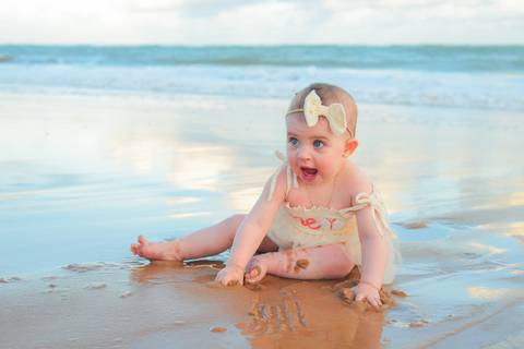 Entre a ternura dos avós e o carinho dos pais, Celine foi o centro de um dia repleto de afeto. O ensaio fotográfico na Praia do Forte foi uma verdadeira celebração da vida, da união e da beleza das gerações em família.'