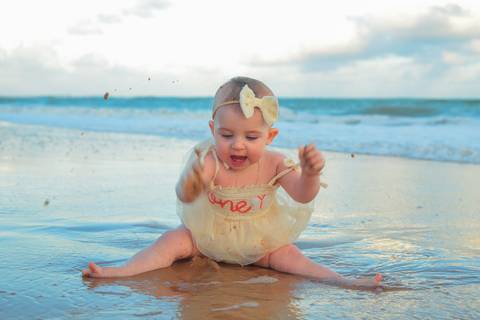 Entre a ternura dos avós e o carinho dos pais, Celine foi o centro de um dia repleto de afeto. O ensaio fotográfico na Praia do Forte foi uma verdadeira celebração da vida, da união e da beleza das gerações em família.'
