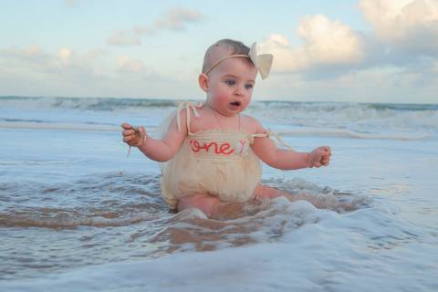 Sob a luz suave do entardecer na Praia do Forte, Celine brincou, correu e se encantou com o mar. Cada imagem carrega a essência da infância e o amor de uma família que escolheu o Iberostar Bahia para viver esse momento.'