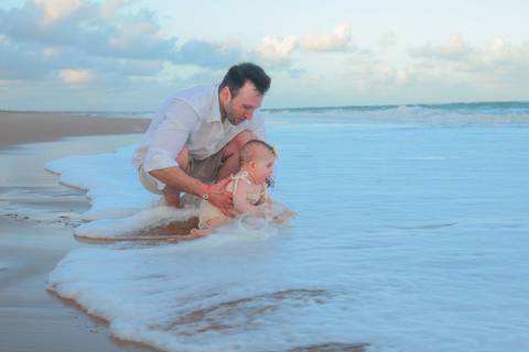 Sob a luz suave do entardecer na Praia do Forte, Celine brincou, correu e se encantou com o mar. Cada imagem carrega a essência da infância e o amor de uma família que escolheu o Iberostar Bahia para viver esse momento.'