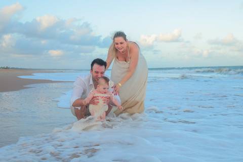 Sob a luz suave do entardecer na Praia do Forte, Celine brincou, correu e se encantou com o mar. Cada imagem carrega a essência da infância e o amor de uma família que escolheu o Iberostar Bahia para viver esse momento.'
