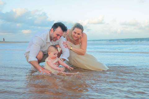 Sob a luz suave do entardecer na Praia do Forte, Celine brincou, correu e se encantou com o mar. Cada imagem carrega a essência da infância e o amor de uma família que escolheu o Iberostar Bahia para viver esse momento.'
