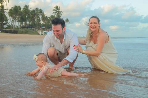 Sob a luz suave do entardecer na Praia do Forte, Celine brincou, correu e se encantou com o mar. Cada imagem carrega a essência da infância e o amor de uma família que escolheu o Iberostar Bahia para viver esse momento.'
