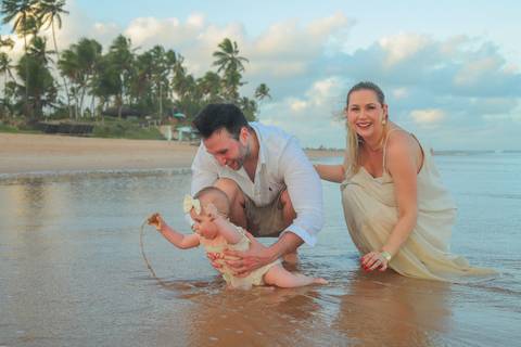 Sob a luz suave do entardecer na Praia do Forte, Celine brincou, correu e se encantou com o mar. Cada imagem carrega a essência da infância e o amor de uma família que escolheu o Iberostar Bahia para viver esse momento.'