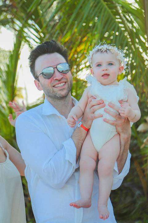 Celine descobrindo o mundo entre o mar e o pôr do sol na Praia do Forte. Um ensaio fotográfico cheio de ternura e liberdade no Iberostar Selection Bahia, onde cada sorriso reflete a pureza da infância e a alegria de estar em família à beira-mar.'