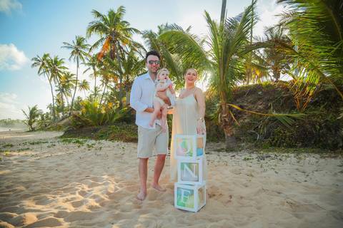 Pequenos passos na areia, grandes lembranças em família. O ensaio de 1 aninho da Celine no Iberostar Selection Praia do Forte transbordou amor, leveza e a energia única desse paraíso no litoral norte da Bahia.'