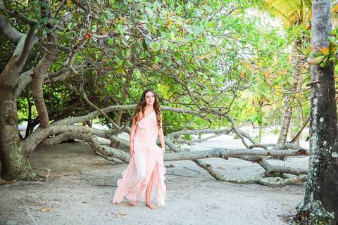 ensaio 15 anos na praia, fotógrafo Praia do Forte, fotos ao pôr do sol, fotografia intimista, fotos em família, fotografia emocional, ensaio feminino, fotógrafo profissional Bahia, storytelling fotográfico, álbum impresso, fotografia afetiva'