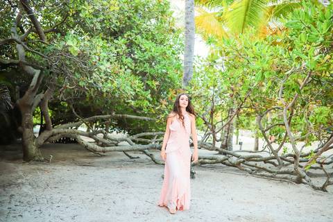 ensaio 15 anos na praia, fotógrafo Praia do Forte, fotos ao pôr do sol, fotografia intimista, fotos em família, fotografia emocional, ensaio feminino, fotógrafo profissional Bahia, storytelling fotográfico, álbum impresso, fotografia afetiva'