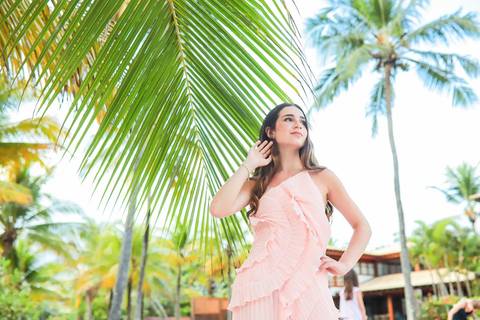 ensaio 15 anos na praia, fotógrafo Praia do Forte, fotos ao pôr do sol, fotografia intimista, fotos em família, fotografia emocional, ensaio feminino, fotógrafo profissional Bahia, storytelling fotográfico, álbum impresso, fotografia afetiva'