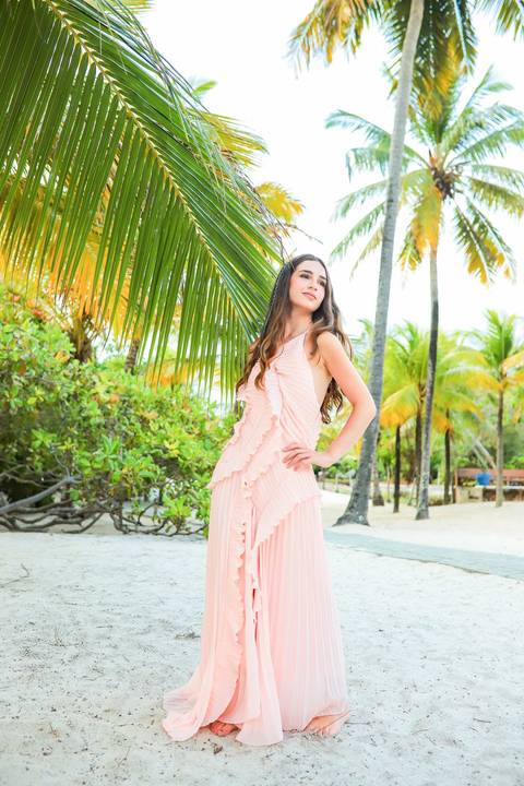 ensaio 15 anos na praia, fotógrafo Praia do Forte, fotos ao pôr do sol, fotografia intimista, fotos em família, fotografia emocional, ensaio feminino, fotógrafo profissional Bahia, storytelling fotográfico, álbum impresso, fotografia afetiva'