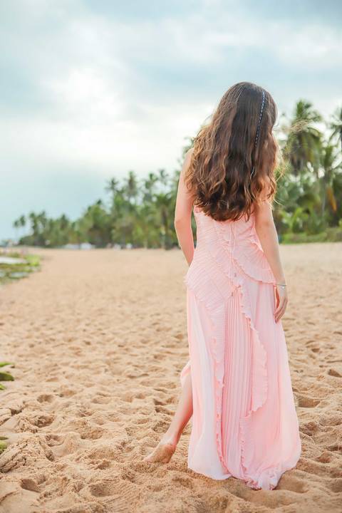 ensaio 15 anos na praia, fotógrafo Praia do Forte, fotos ao pôr do sol, fotografia intimista, fotos em família, fotografia emocional, ensaio feminino, fotógrafo profissional Bahia, storytelling fotográfico, álbum impresso, fotografia afetiva'