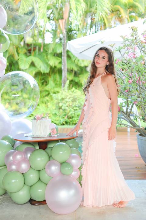 ensaio 15 anos na praia, fotógrafo Praia do Forte, fotos ao pôr do sol, fotografia intimista, fotos em família, fotografia emocional, ensaio feminino, fotógrafo profissional Bahia, storytelling fotográfico, álbum impresso, fotografia afetiva'