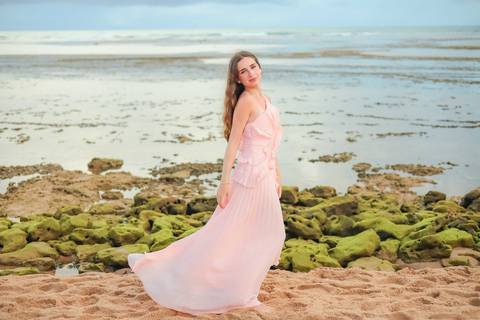 ensaio 15 anos na praia, fotógrafo Praia do Forte, fotos ao pôr do sol, fotografia intimista, fotos em família, fotografia emocional, ensaio feminino, fotógrafo profissional Bahia, storytelling fotográfico, álbum impresso, fotografia afetiva'