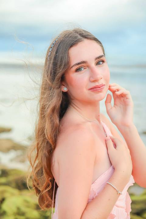 Ensaio de 15 anos na Praia do Forte, registrado por Waldyr Lantyer, com emoção e luz natural.'