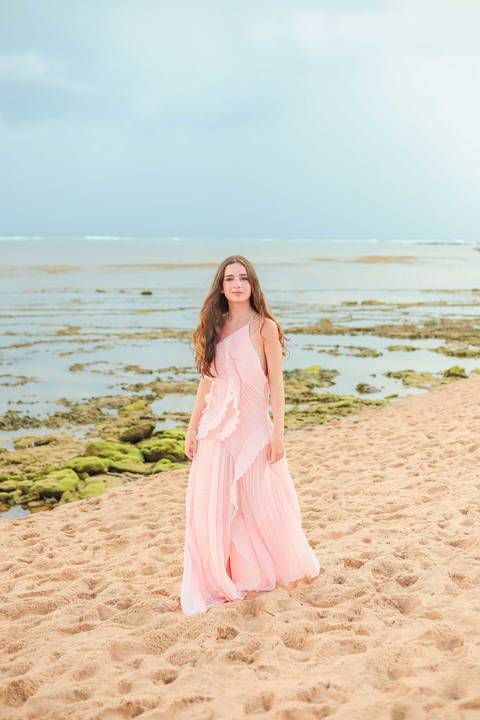 Ensaio de 15 anos na Praia do Forte, registrado por Waldyr Lantyer, com emoção e luz natural.'