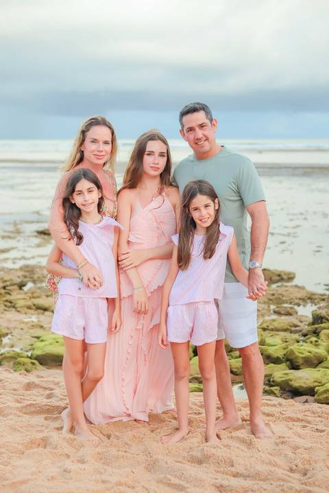 Ensaio de 15 anos na Praia do Forte, registrado por Waldyr Lantyer, com emoção e luz natural.'