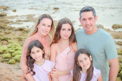 Ensaio de 15 anos na Praia do Forte, registrado por Waldyr Lantyer, com emoção e luz natural.'