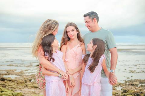 Ensaio de 15 anos na Praia do Forte, registrado por Waldyr Lantyer, com emoção e luz natural.'