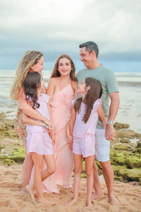 Ensaio de 15 anos na Praia do Forte, registrado por Waldyr Lantyer, com emoção e luz natural.'