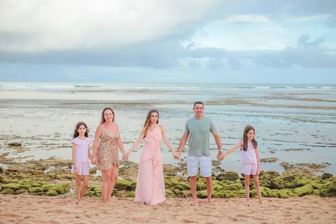 Ensaio de 15 anos na Praia do Forte, registrado por Waldyr Lantyer, com emoção e luz natural.'