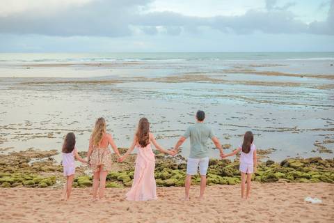 Waldyr Lantyer registrando histórias reais em um dos cenários mais lindos da Bahia.

Fotografar ao entardecer é parte essencial do que fazer em Praia do Forte.'