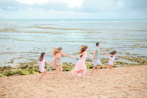 Waldyr Lantyer registrando histórias reais em um dos cenários mais lindos da Bahia.

Fotografar ao entardecer é parte essencial do que fazer em Praia do Forte.'