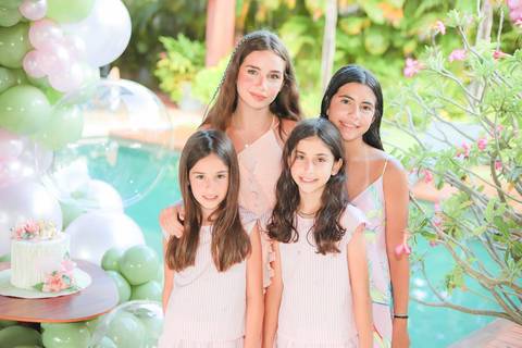 ensaio 15 anos na praia, fotógrafo Praia do Forte, fotos ao pôr do sol, fotografia intimista, fotos em família, fotografia emocional, ensaio feminino, fotógrafo profissional Bahia, storytelling fotográfico, álbum impresso, fotografia afetiva'