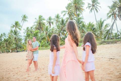 Waldyr Lantyer registrando histórias reais em um dos cenários mais lindos da Bahia.

Fotografar ao entardecer é parte essencial do que fazer em Praia do Forte.'