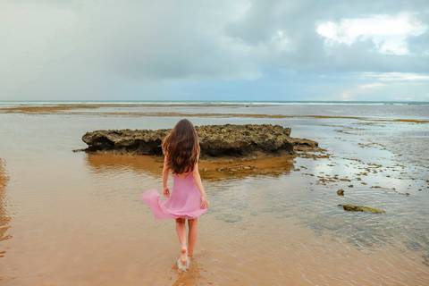 Waldyr Lantyer registrando histórias reais em um dos cenários mais lindos da Bahia.

Fotografar ao entardecer é parte essencial do que fazer em Praia do Forte.'