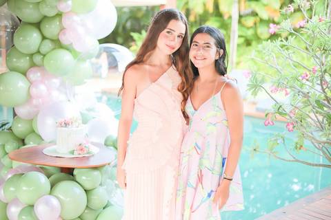 ensaio 15 anos na praia, fotógrafo Praia do Forte, fotos ao pôr do sol, fotografia intimista, fotos em família, fotografia emocional, ensaio feminino, fotógrafo profissional Bahia, storytelling fotográfico, álbum impresso, fotografia afetiva'