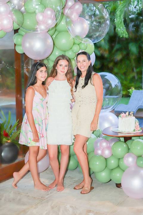 Registrar memórias em família é uma das melhores experiências do que fazer em Praia do Forte.

Fotografia emocional e autoral de 15 anos, por Waldyr Lantyer, à beira-mar.'