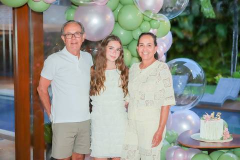 Registrar memórias em família é uma das melhores experiências do que fazer em Praia do Forte.

Fotografia emocional e autoral de 15 anos, por Waldyr Lantyer, à beira-mar.'