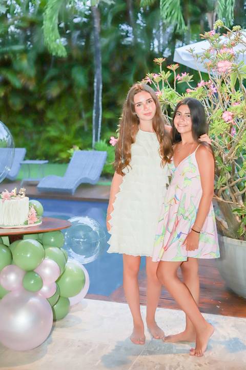 Registrar memórias em família é uma das melhores experiências do que fazer em Praia do Forte.

Fotografia emocional e autoral de 15 anos, por Waldyr Lantyer, à beira-mar.'