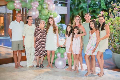 Registrar memórias em família é uma das melhores experiências do que fazer em Praia do Forte.

Fotografia emocional e autoral de 15 anos, por Waldyr Lantyer, à beira-mar.'