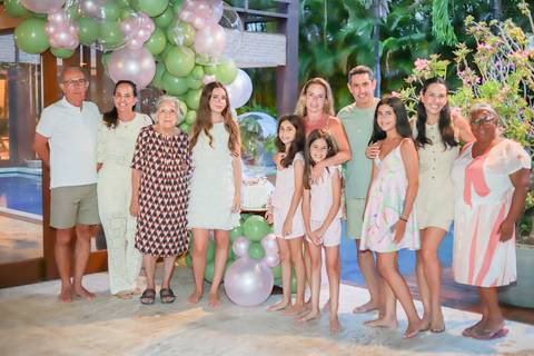 Registrar memórias em família é uma das melhores experiências do que fazer em Praia do Forte.

Fotografia emocional e autoral de 15 anos, por Waldyr Lantyer, à beira-mar.'