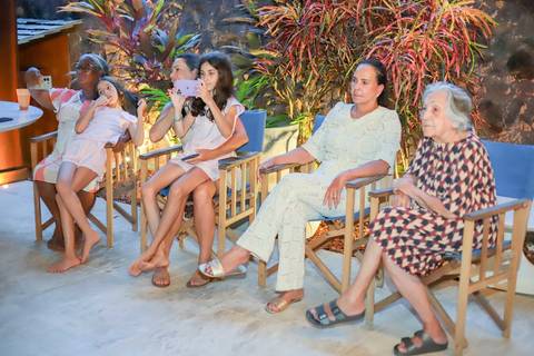 Registrar memórias em família é uma das melhores experiências do que fazer em Praia do Forte.

Fotografia emocional e autoral de 15 anos, por Waldyr Lantyer, à beira-mar.'