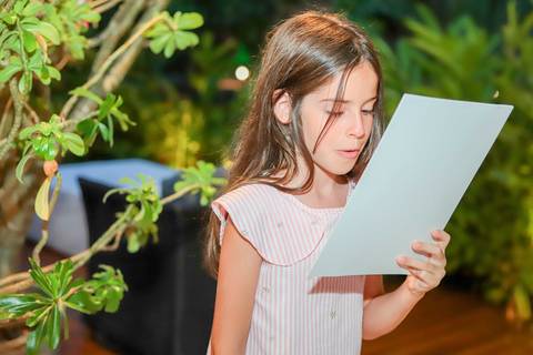 Registrar memórias em família é uma das melhores experiências do que fazer em Praia do Forte.

Fotografia emocional e autoral de 15 anos, por Waldyr Lantyer, à beira-mar.'