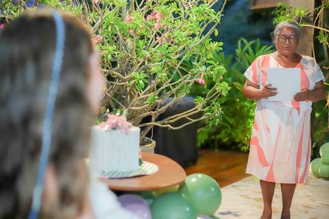 Registrar memórias em família é uma das melhores experiências do que fazer em Praia do Forte.

Fotografia emocional e autoral de 15 anos, por Waldyr Lantyer, à beira-mar.'