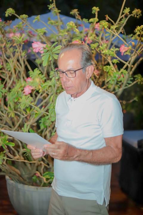Registrar memórias em família é uma das melhores experiências do que fazer em Praia do Forte.

Fotografia emocional e autoral de 15 anos, por Waldyr Lantyer, à beira-mar.'