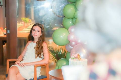 Registrar memórias em família é uma das melhores experiências do que fazer em Praia do Forte.

Fotografia emocional e autoral de 15 anos, por Waldyr Lantyer, à beira-mar.'