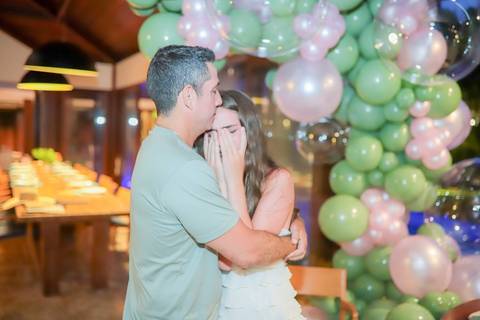 Registrar memórias em família é uma das melhores experiências do que fazer em Praia do Forte.

Fotografia emocional e autoral de 15 anos, por Waldyr Lantyer, à beira-mar.'
