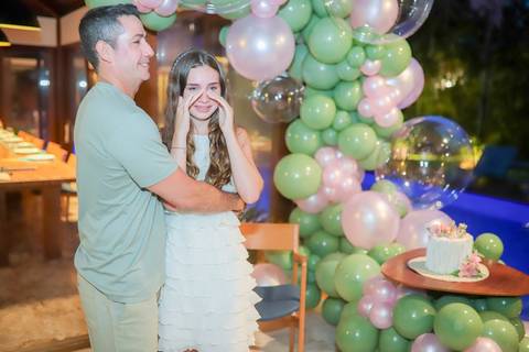Registrar memórias em família é uma das melhores experiências do que fazer em Praia do Forte.

Fotografia emocional e autoral de 15 anos, por Waldyr Lantyer, à beira-mar.'
