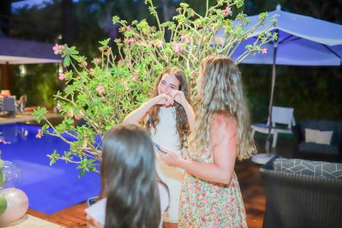 Registrar memórias em família é uma das melhores experiências do que fazer em Praia do Forte.

Fotografia emocional e autoral de 15 anos, por Waldyr Lantyer, à beira-mar.'