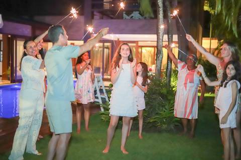 Registrar memórias em família é uma das melhores experiências do que fazer em Praia do Forte.

Fotografia emocional e autoral de 15 anos, por Waldyr Lantyer, à beira-mar.'