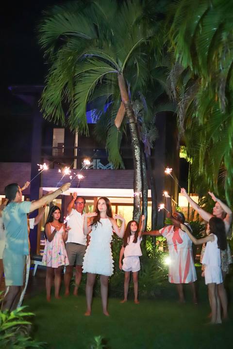 Registrar memórias em família é uma das melhores experiências do que fazer em Praia do Forte.

Fotografia emocional e autoral de 15 anos, por Waldyr Lantyer, à beira-mar.'