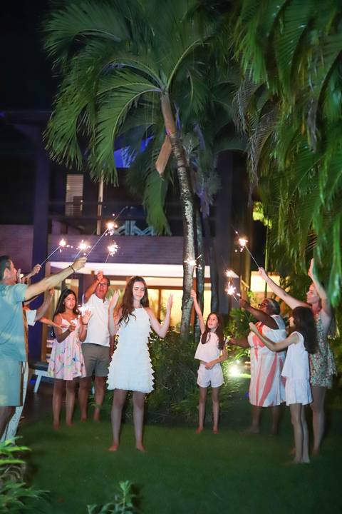 Registrar memórias em família é uma das melhores experiências do que fazer em Praia do Forte.

Fotografia emocional e autoral de 15 anos, por Waldyr Lantyer, à beira-mar.'