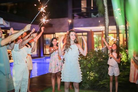 Fotos ao pôr do sol na Praia do Forte, um dos momentos mais especiais do que fazer no destino.

Ensaio de debutante com espontaneidade e sentimento, assinado por Waldyr Lantyer.'